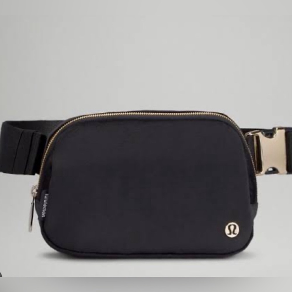 #199 NWOT Lululemon Velour Belt Bag 1L Black/ Gold